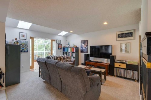 926 19 Avenue Nw, Calgary, AB - Indoor Photo Showing Living Room