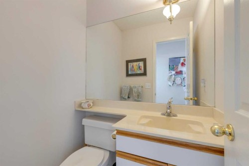 926 19 Avenue Nw, Calgary, AB - Indoor Photo Showing Bathroom