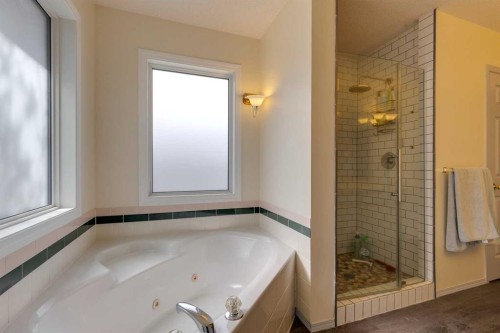926 19 Avenue Nw, Calgary, AB - Indoor Photo Showing Bathroom