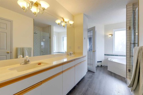 926 19 Avenue Nw, Calgary, AB - Indoor Photo Showing Bathroom