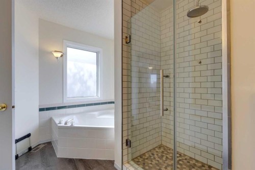 926 19 Avenue Nw, Calgary, AB - Indoor Photo Showing Bathroom