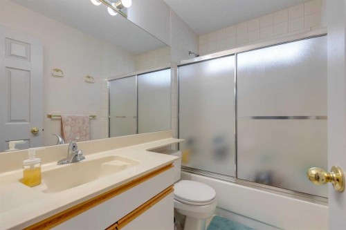 926 19 Avenue Nw, Calgary, AB - Indoor Photo Showing Bathroom