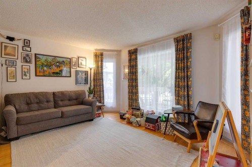 926 19 Avenue Nw, Calgary, AB - Indoor Photo Showing Living Room