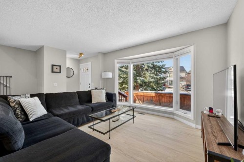 81 Queen Anne Close Se, Calgary, AB - Indoor Photo Showing Living Room