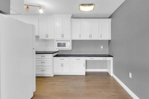 210-1602 11 Avenue Sw, Calgary, AB - Indoor Photo Showing Kitchen