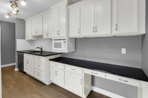 210-1602 11 Avenue Sw, Calgary, AB - Indoor Photo Showing Kitchen