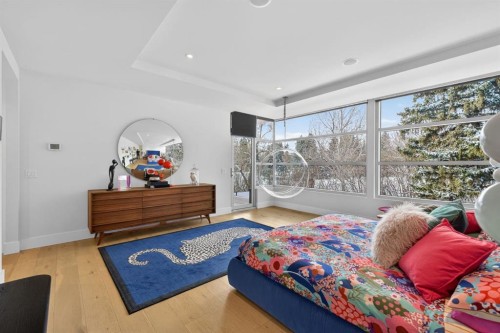 31 Windsor Crescent Sw, Calgary, AB - Indoor Photo Showing Bedroom