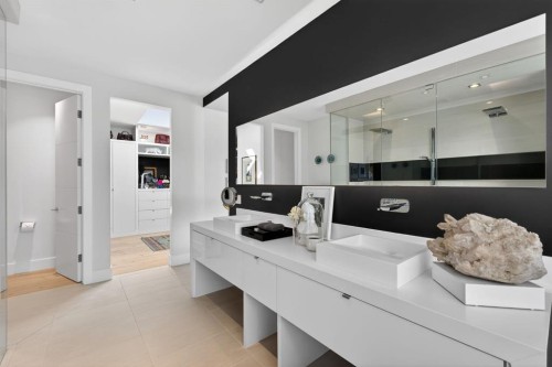 31 Windsor Crescent Sw, Calgary, AB - Indoor Photo Showing Other Room