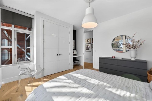 31 Windsor Crescent Sw, Calgary, AB - Indoor Photo Showing Bedroom