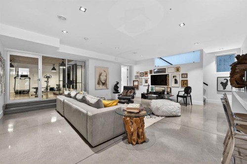 31 Windsor Crescent Sw, Calgary, AB - Indoor Photo Showing Living Room