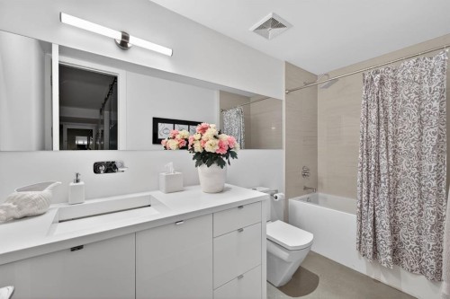 31 Windsor Crescent Sw, Calgary, AB - Indoor Photo Showing Bathroom