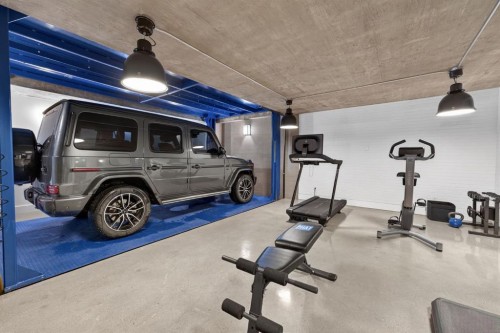 31 Windsor Crescent Sw, Calgary, AB - Indoor Photo Showing Garage