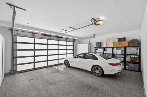 31 Windsor Crescent Sw, Calgary, AB - Indoor Photo Showing Garage