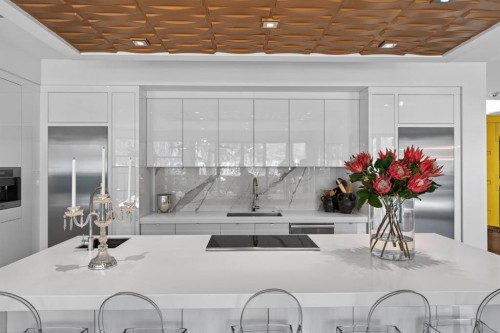 31 Windsor Crescent Sw, Calgary, AB - Indoor Photo Showing Kitchen With Upgraded Kitchen