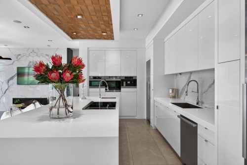 31 Windsor Crescent Sw, Calgary, AB - Indoor Photo Showing Kitchen With Upgraded Kitchen