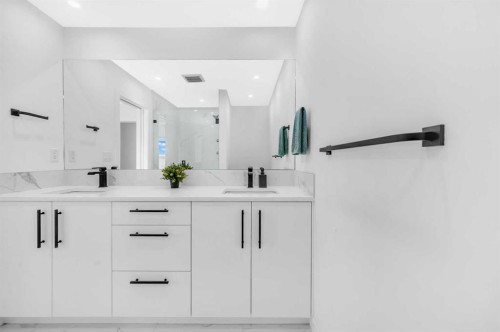 252-7820 Spring Willow Drive Sw, Calgary, AB - Indoor Photo Showing Bathroom