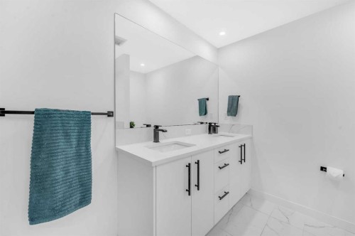 252-7820 Spring Willow Drive Sw, Calgary, AB - Indoor Photo Showing Bathroom