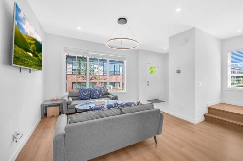 252-7820 Spring Willow Drive Sw, Calgary, AB - Indoor Photo Showing Living Room