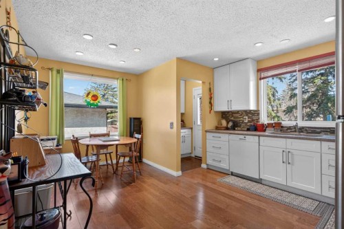 124 Lynnbrook Road Se, Calgary, AB - Indoor Photo Showing Dining Room