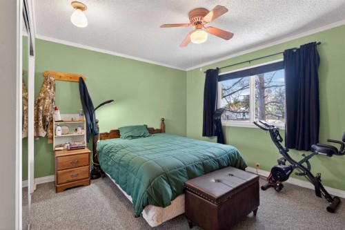 124 Lynnbrook Road Se, Calgary, AB - Indoor Photo Showing Bedroom