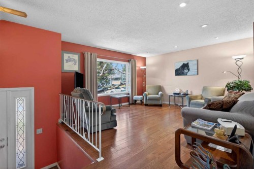 124 Lynnbrook Road Se, Calgary, AB - Indoor Photo Showing Living Room