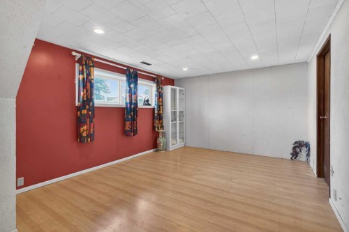 124 Lynnbrook Road Se, Calgary, AB - Indoor Photo Showing Other Room