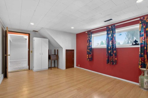 124 Lynnbrook Road Se, Calgary, AB - Indoor Photo Showing Other Room