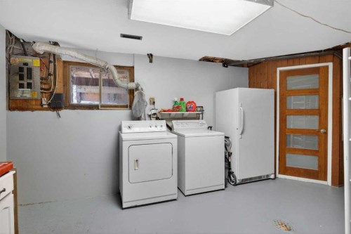 124 Lynnbrook Road Se, Calgary, AB - Indoor Photo Showing Laundry Room