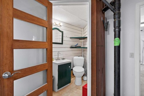 124 Lynnbrook Road Se, Calgary, AB - Indoor Photo Showing Bathroom
