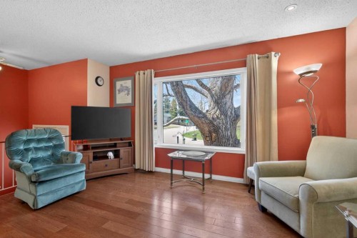 124 Lynnbrook Road Se, Calgary, AB - Indoor Photo Showing Living Room