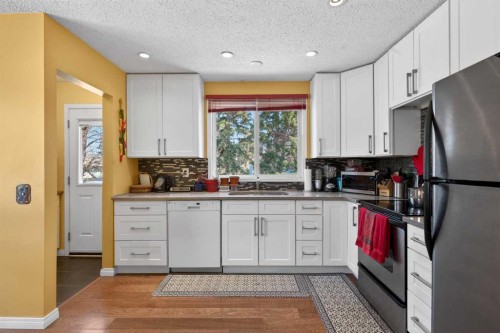 124 Lynnbrook Road Se, Calgary, AB - Indoor Photo Showing Kitchen