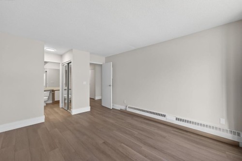 315-335 Garry Crescent Ne, Calgary, AB - Indoor Photo Showing Other Room