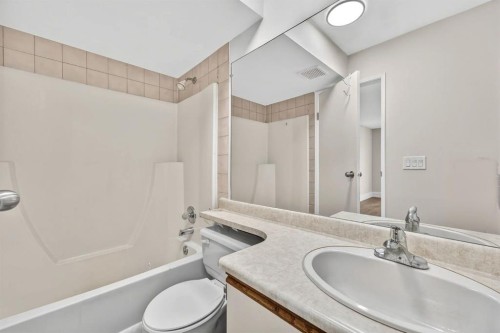 315-335 Garry Crescent Ne, Calgary, AB - Indoor Photo Showing Bathroom