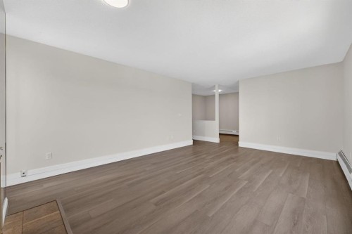 315-335 Garry Crescent Ne, Calgary, AB - Indoor Photo Showing Other Room