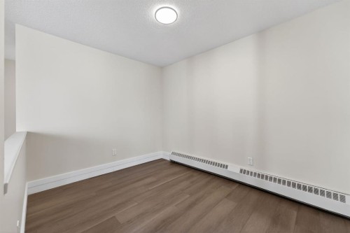 315-335 Garry Crescent Ne, Calgary, AB - Indoor Photo Showing Other Room