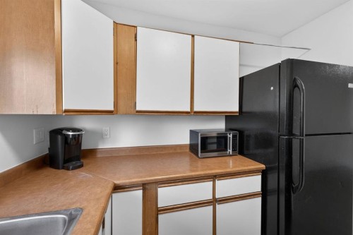 315-335 Garry Crescent Ne, Calgary, AB - Indoor Photo Showing Kitchen