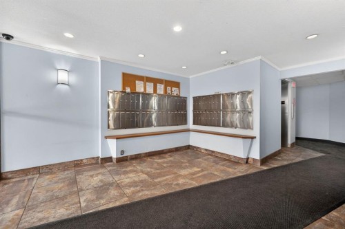 315-335 Garry Crescent Ne, Calgary, AB - Indoor Photo Showing Other Room