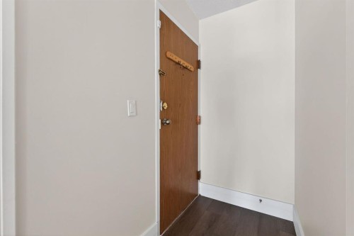 315-335 Garry Crescent Ne, Calgary, AB - Indoor Photo Showing Other Room