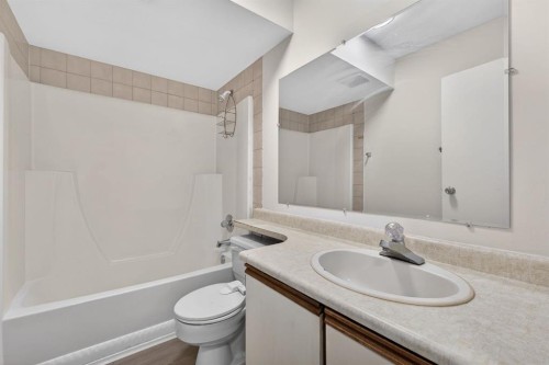 315-335 Garry Crescent Ne, Calgary, AB - Indoor Photo Showing Bathroom