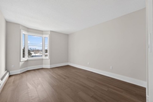 315-335 Garry Crescent Ne, Calgary, AB - Indoor Photo Showing Other Room