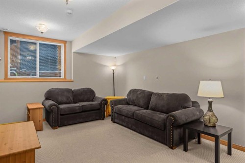 147 Hubman Landing, Canmore, AB - Indoor Photo Showing Living Room