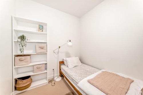 404-1000 Centre Avenue Ne, Calgary, AB - Indoor Photo Showing Bedroom