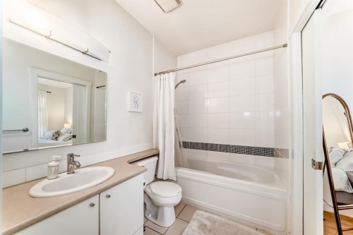 404-1000 Centre Avenue Ne, Calgary, AB - Indoor Photo Showing Bathroom