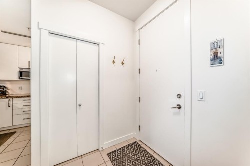 404-1000 Centre Avenue Ne, Calgary, AB - Indoor Photo Showing Other Room