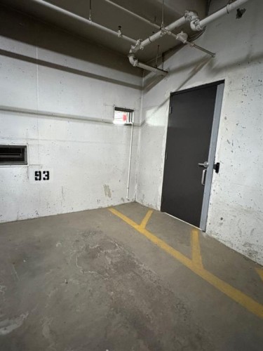 404-1000 Centre Avenue Ne, Calgary, AB - Indoor Photo Showing Garage