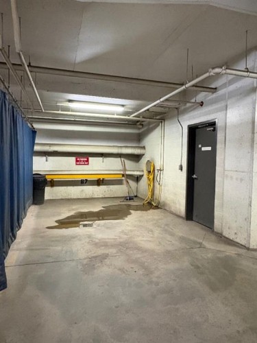 404-1000 Centre Avenue Ne, Calgary, AB - Indoor Photo Showing Garage