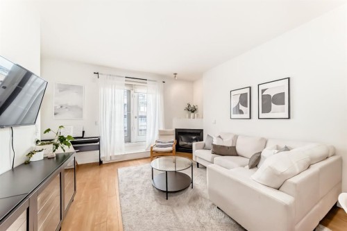 404-1000 Centre Avenue Ne, Calgary, AB - Indoor Photo Showing Living Room