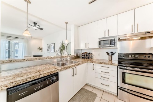 404-1000 Centre Avenue Ne, Calgary, AB - Indoor Photo Showing Kitchen With Stainless Steel Kitchen With Double Sink With Upgraded Kitchen