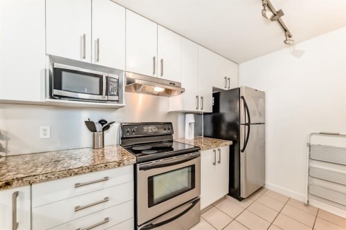404-1000 Centre Avenue Ne, Calgary, AB - Indoor Photo Showing Kitchen
