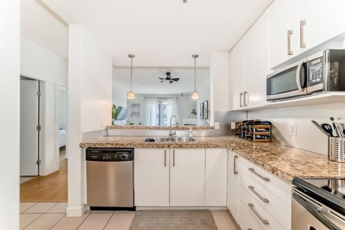 404-1000 Centre Avenue Ne, Calgary, AB - Indoor Photo Showing Kitchen With Double Sink With Upgraded Kitchen
